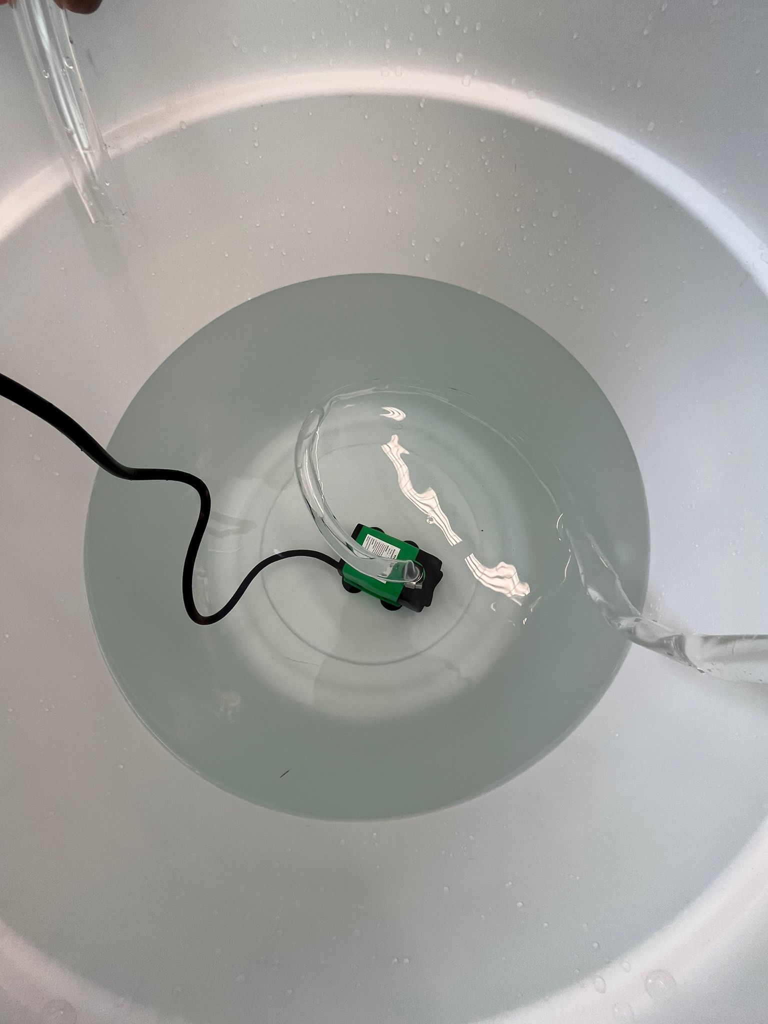 Water pump and bucket - the physical mechanism behind the installation
